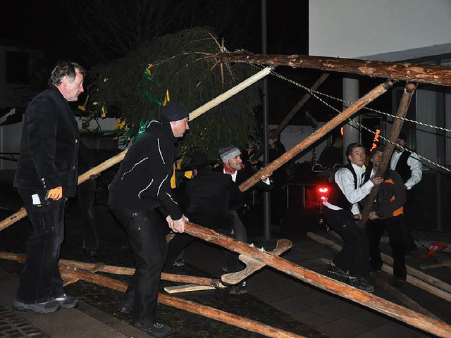 Vergangenen Donnerstag wurde der Narrenbaum in Denzlingen aufgestellt.  | Foto: Herbert Geisler