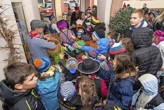 Regen beeintrchtigt den Fasentmrkt