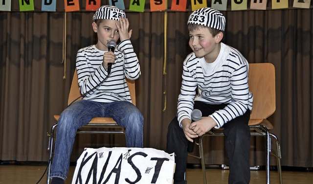 Kiechlinsbergen. Zwei  Jungs beim Sketch im &#8222;Knast&#8220;.  | Foto: Roland Vitt