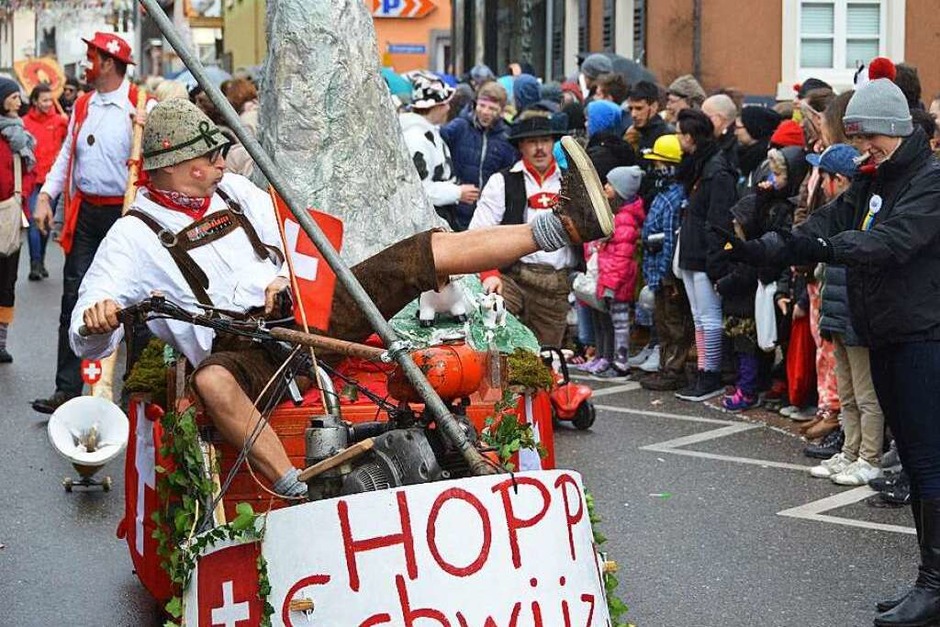 Narren und Zuschauer trotzten gutgelaunt den Wetterkapriolen. (Foto: Jannik Reich) Narren und Zuschauer trotzten gutgelaunt den Wetterkapriolen. (Foto: Jannik Reich)