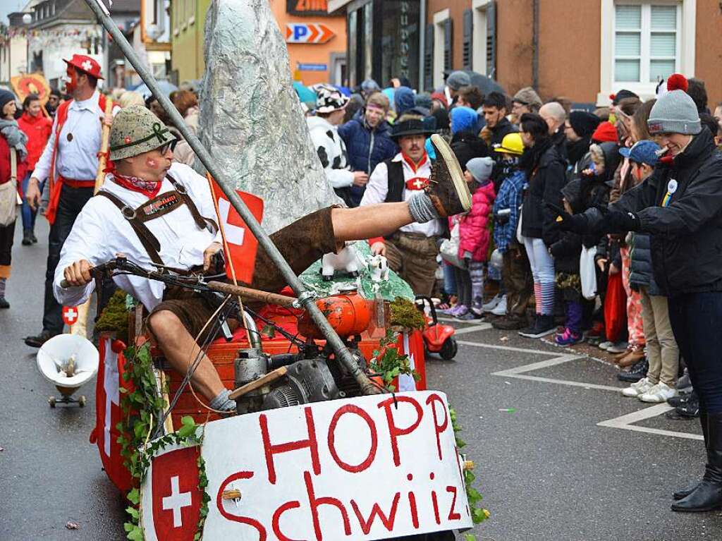 Narren und Zuschauer trotzten gutgelaunt den Wetterkapriolen.