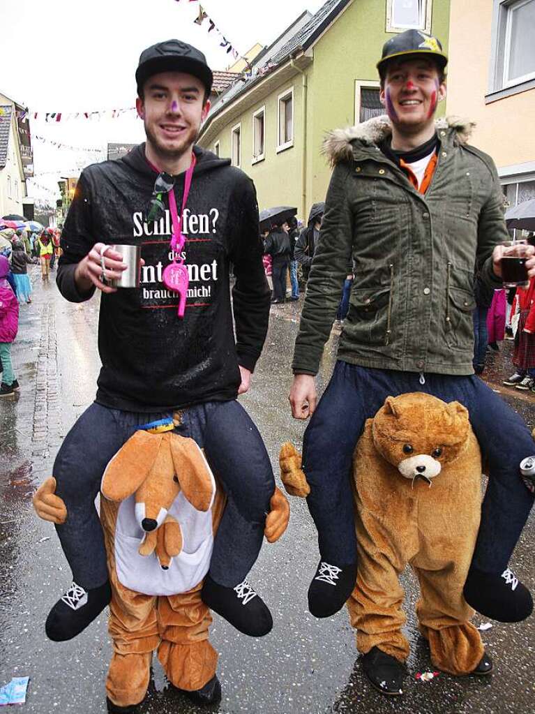 Narren und Zuschauer trotzten gutgelaunt den Wetterkapriolen.