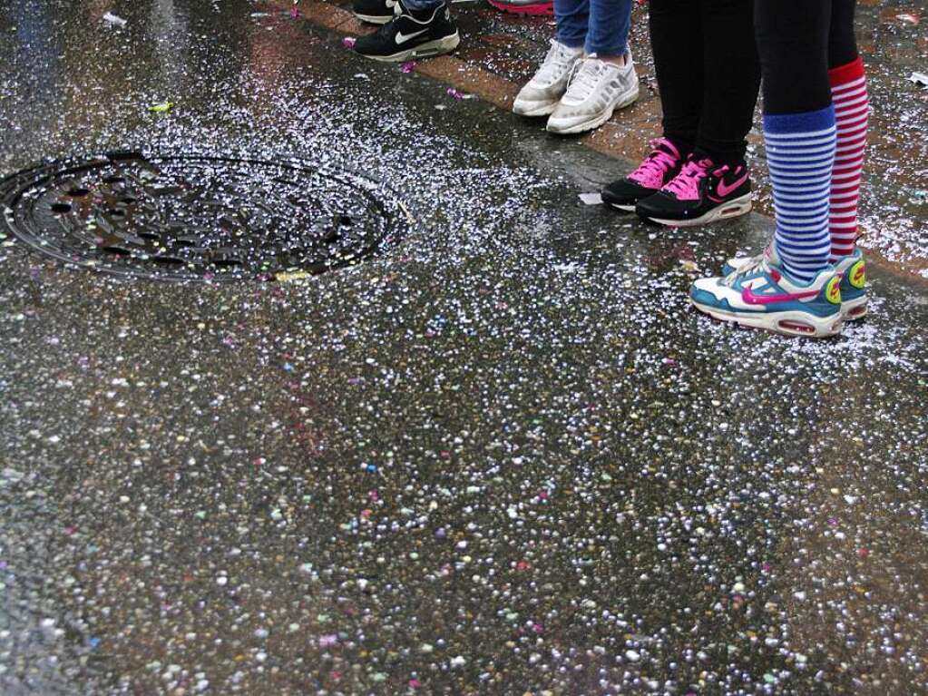 Narren und Zuschauer trotzten gutgelaunt den Wetterkapriolen.