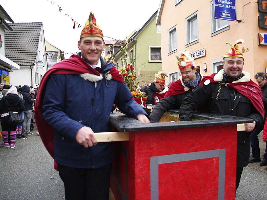 Narren und Zuschauer trotzten gutgelaunt den Wetterkapriolen.