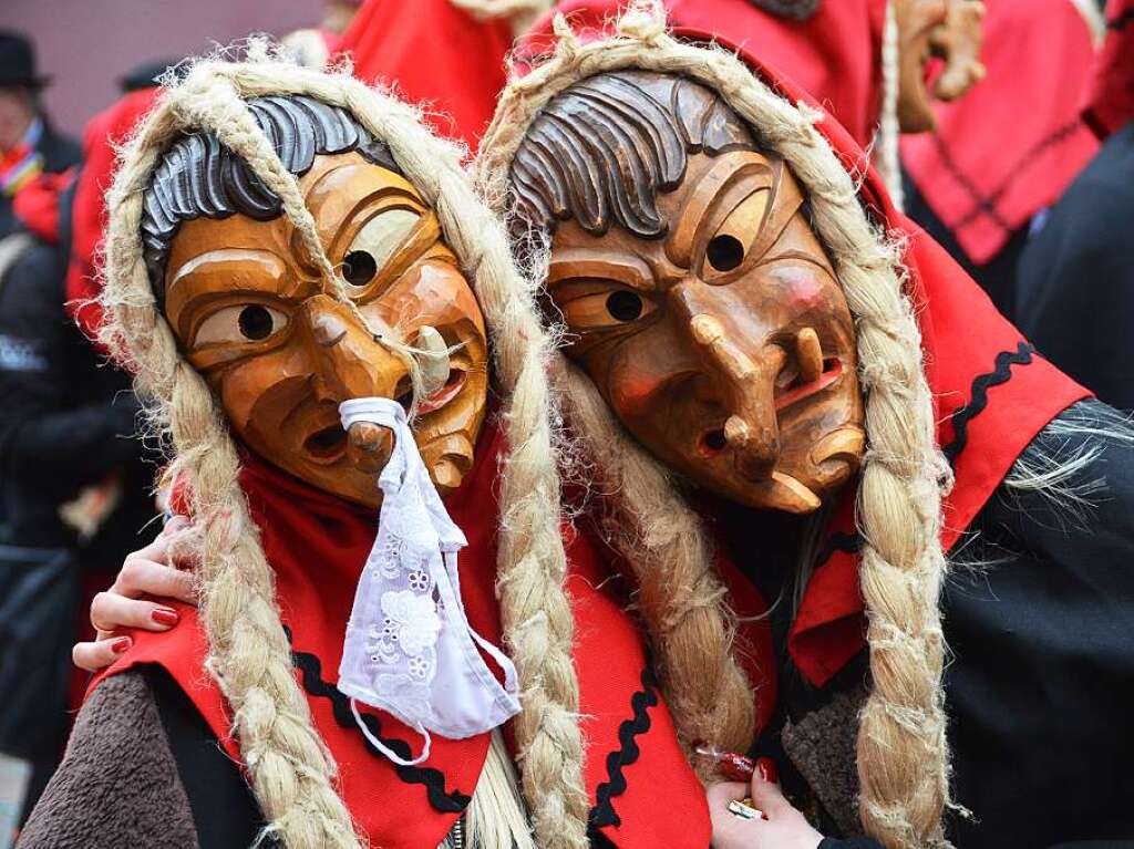 Narren und Zuschauer trotzten gutgelaunt den Wetterkapriolen.