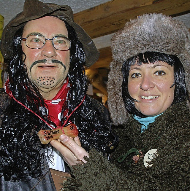 Rhy-Biest Kerstin Frech verteilte die ...ildelet&#8220;, hier an Walter Frech.   | Foto: Petra Wunderle