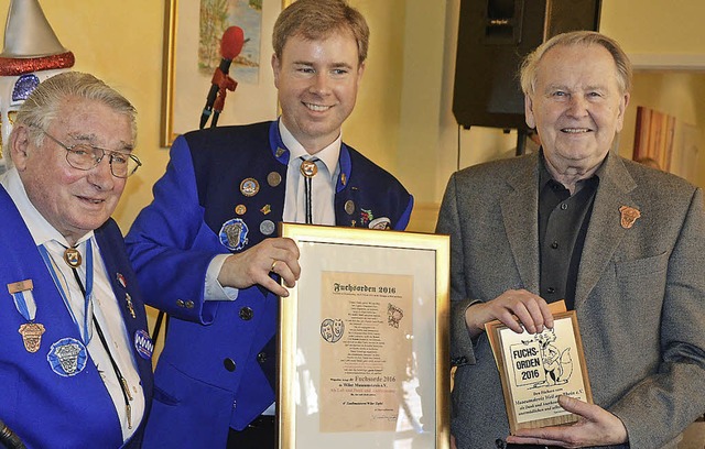 Laudator Kurt Ruser und  Oberzunftmeis...en an Heinz Obrecht vom Museumskreis.   | Foto: Senf