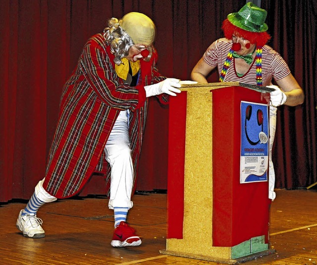 Tolle Clowns: Ulrike Jensen (links) un...nd als Bhnenarbeiter eine Augenweide.  | Foto: Ursula Freudig