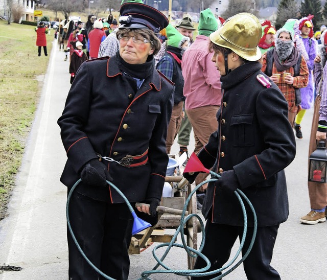 Ursel und Mechthild, zwei Urgesteine d...ehrduo anno 1864 im Umzug eingeklinkt.  | Foto: Erhard Morath