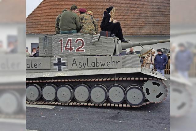 Eine Panzerattrappe beim Faschingsumzug sorgt fr Unmut