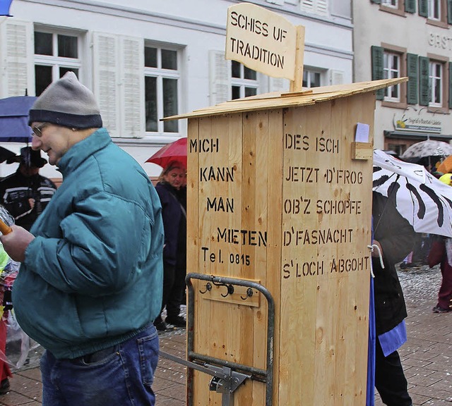 Das Plumpsklo der Freien Narren beim Umzug.   | Foto: Monika Weber