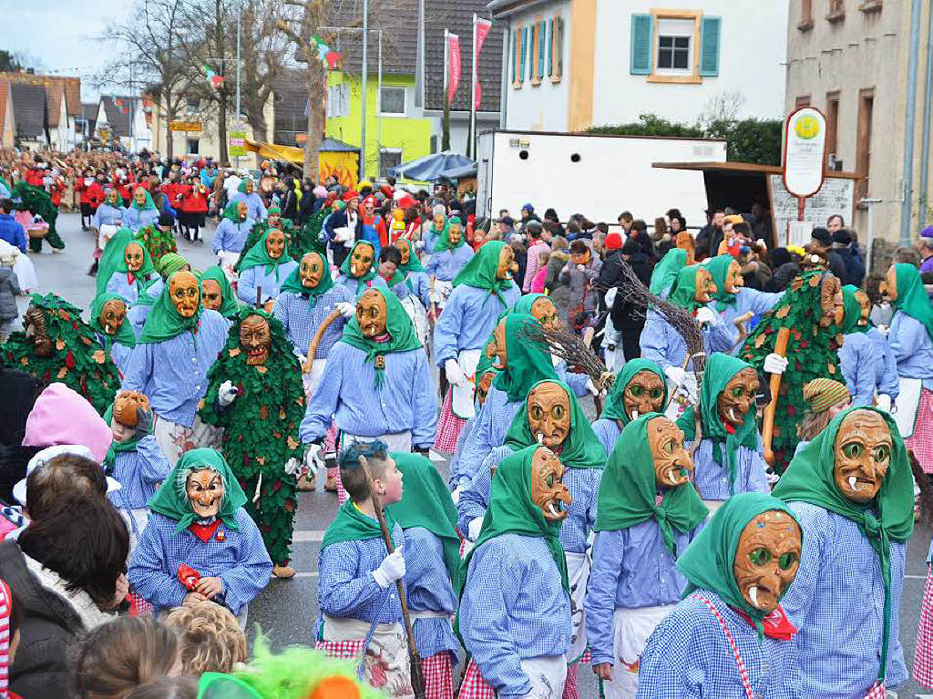 Unzug in Rheinhausen: Die Narrenzunft Oberhausen marschierte beim eigenen Rosenmontagsumzug an der Spitze