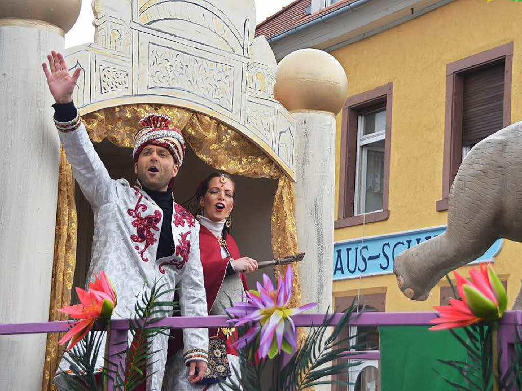 Unzug in Rheinhausen: Das Prinzenpaar aus Mnchweier im Bollywood-Style