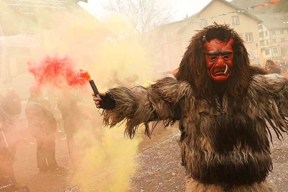 Trotz Nieselregen - die Zuschauer waren begeistert, der Stühlinger Umzug war eine Werbung für die Straßenfasnet am Rosenmontag. (Foto: Wilfried Dieckmann) Trotz Nieselregen - die Zuschauer waren begeistert, der Stühlinger Umzug war eine Werbung für die Straßenfasnet am Rosenmontag. (Foto: Wilfried Dieckmann)