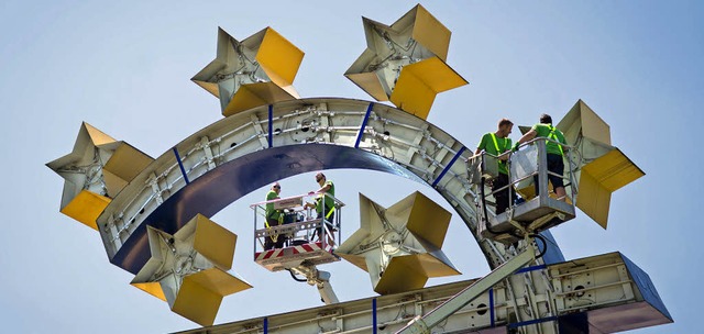 Bauarbeiten mit Symbolkraft:  Arbeiter...e der Europischen Zentralbank (EZB).   | Foto: dpa