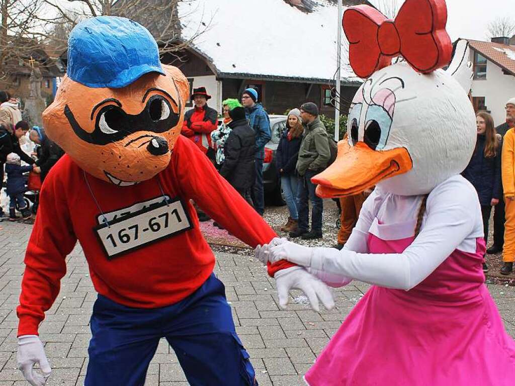 Daisy Duck kmpft mit einem Panzerknacker.