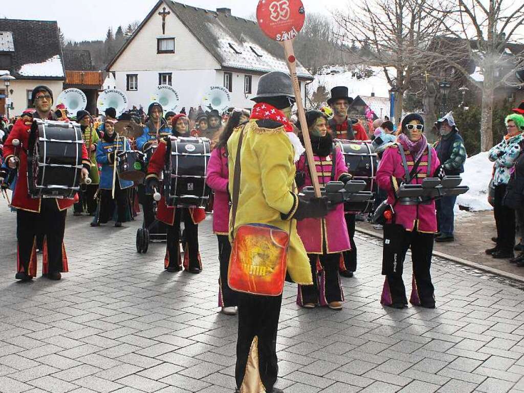 Die farbenprchtige Guggenmusik Snklochfger aus Rietheim.