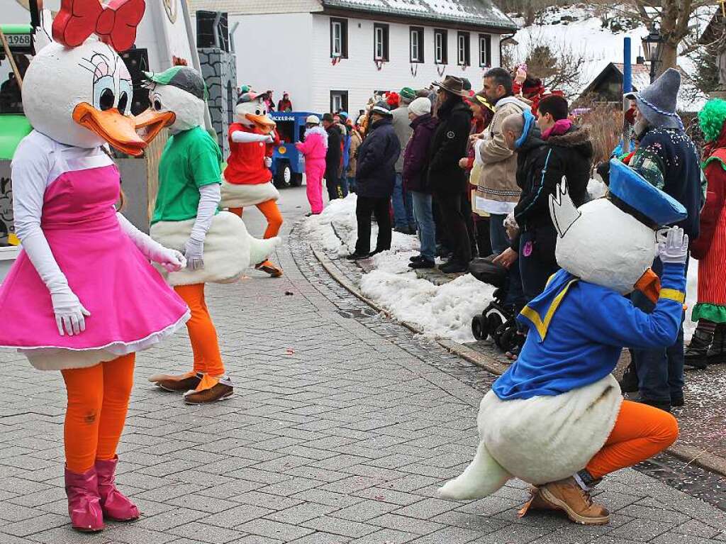 Fleig verteilten die Enten der Gruppe „Nur Dubel um mi umme“ Schokoladentaler.