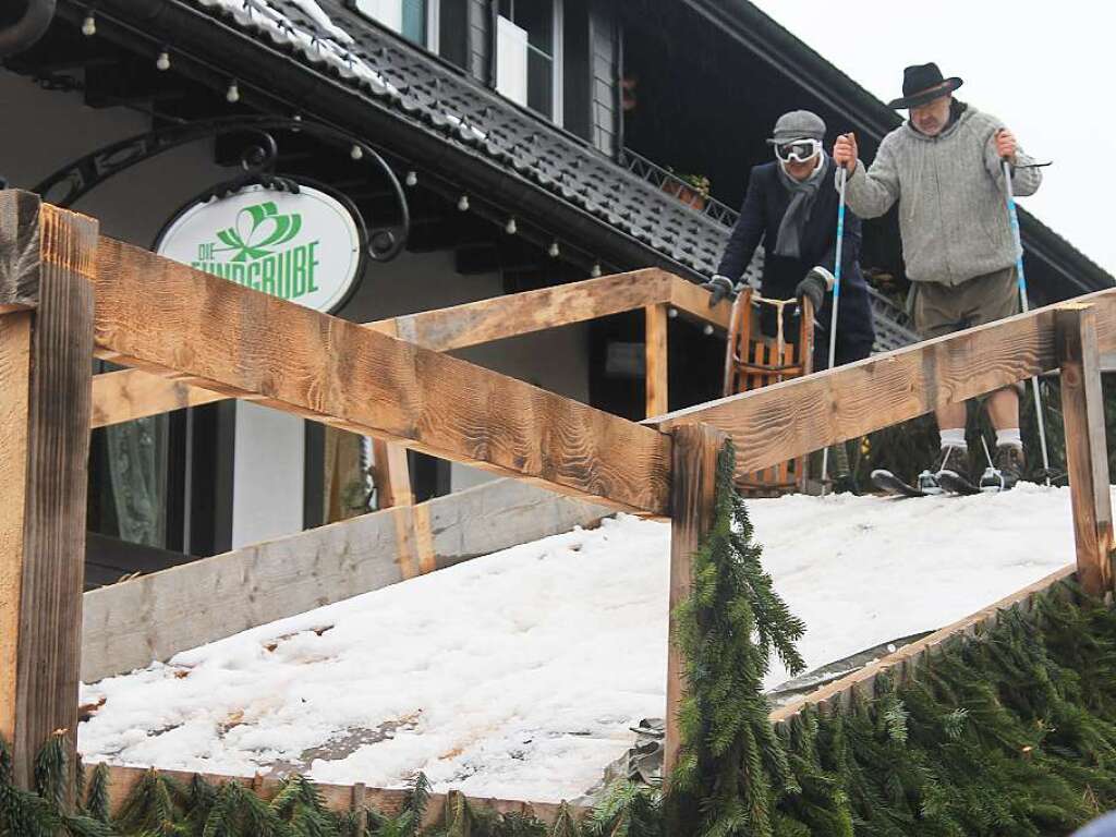 Skifahrer und Rodler von den „Blsmer Wagenbauern“ flitzten die mitgebrachte Piste hinunter.