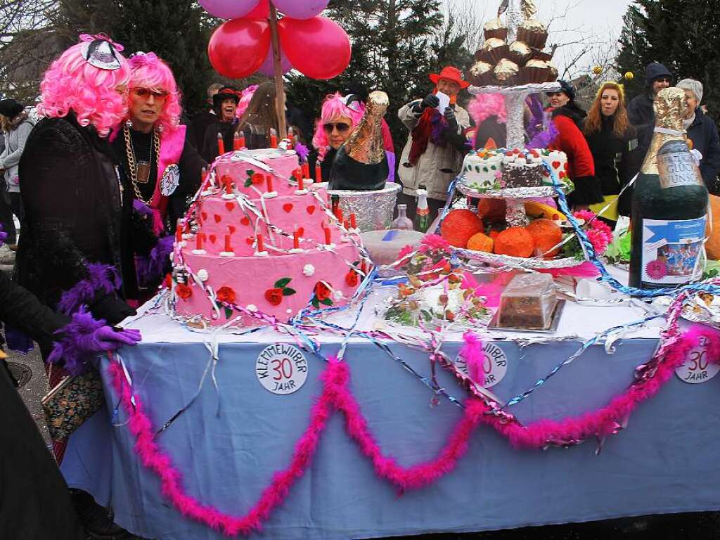 Die Festtafel zu ihrem 30. Geburtstag hatten die Klemmewieber reich gedeckt. Sie verteilten selbstgebackene Muffins unter den Zuschauern.