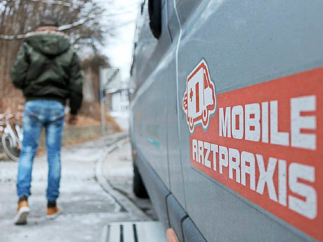 Ein Mann geht in Tbingen an der mobilen Arztpraxis vorbei.    | Foto: DPA