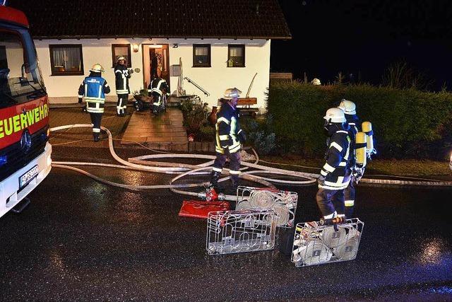 Kachelofen setzt Zimmer in Brand