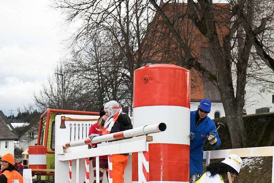 Das närrische Volk war begeistert: Mehr als zehn Themenwagen und viele Fußgruppen beim Umzug in Grafenhausen (Foto: Wilfried Dieckmann) Das närrische Volk war begeistert: Mehr als zehn Themenwagen und viele Fußgruppen beim Umzug in Grafenhausen (Foto: Wilfried Dieckmann)