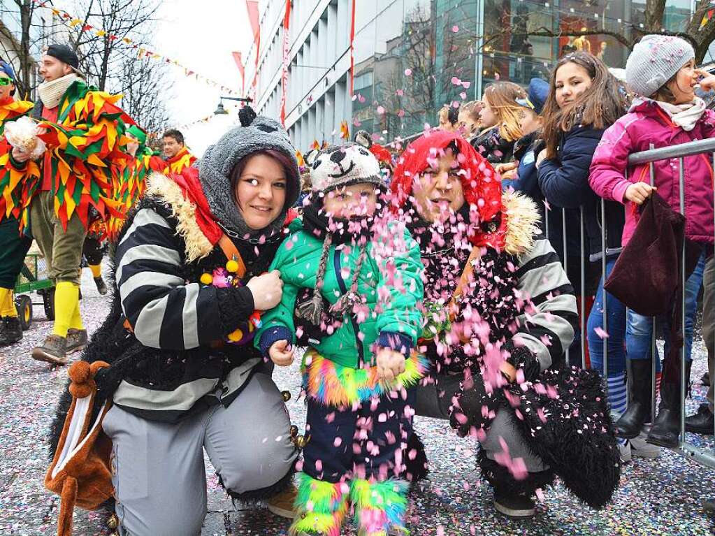 Jede Menge Konfetti und Sigkeiten brachten die Narren unter die Kinder.