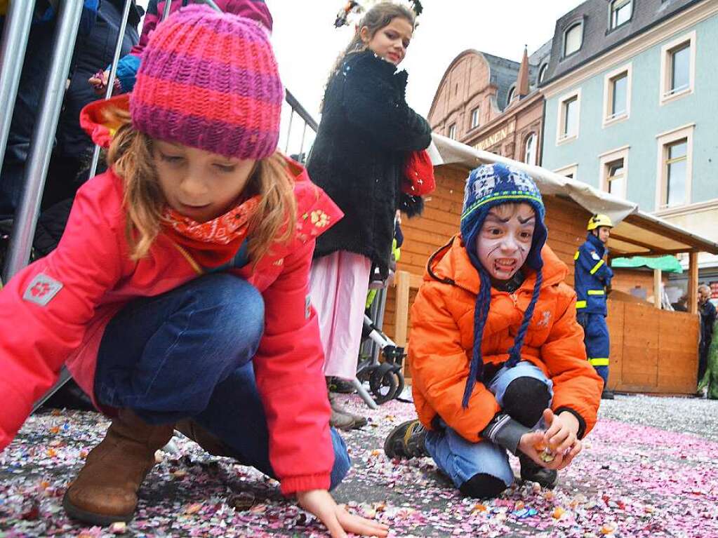 Jede Menge Konfetti und Sigkeiten brachten die Narren unter die Kinder.