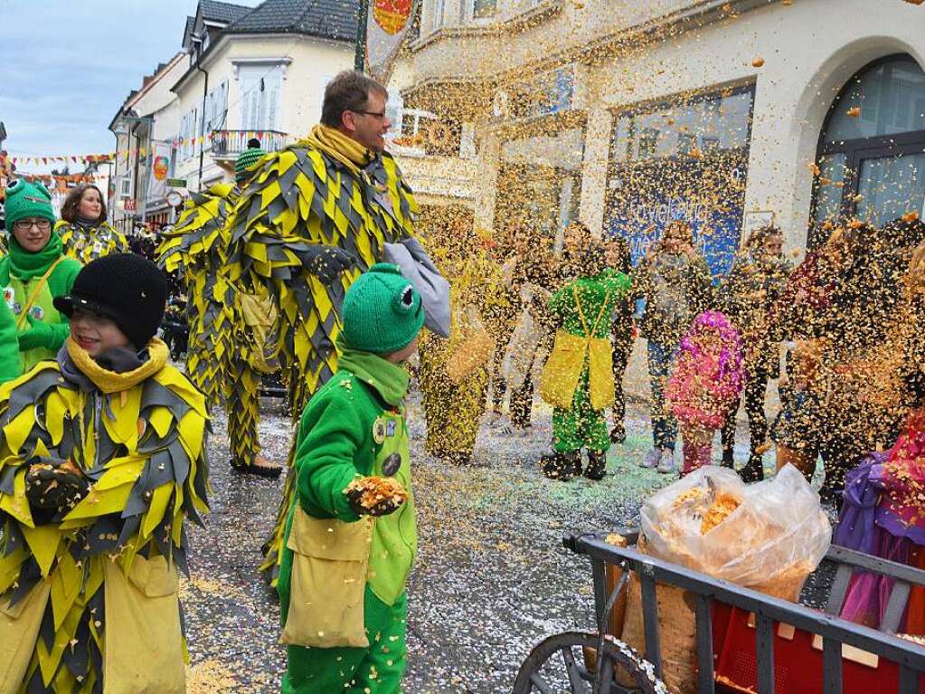 Jede Menge Konfetti und Sigkeiten brachten die Narren unter die Kinder.