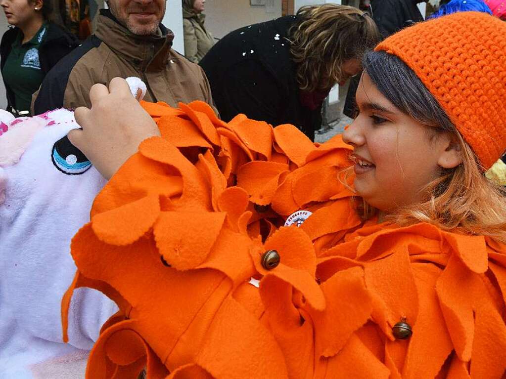 Jede Menge Konfetti und Sigkeiten brachten die Narren unter die Kinder.