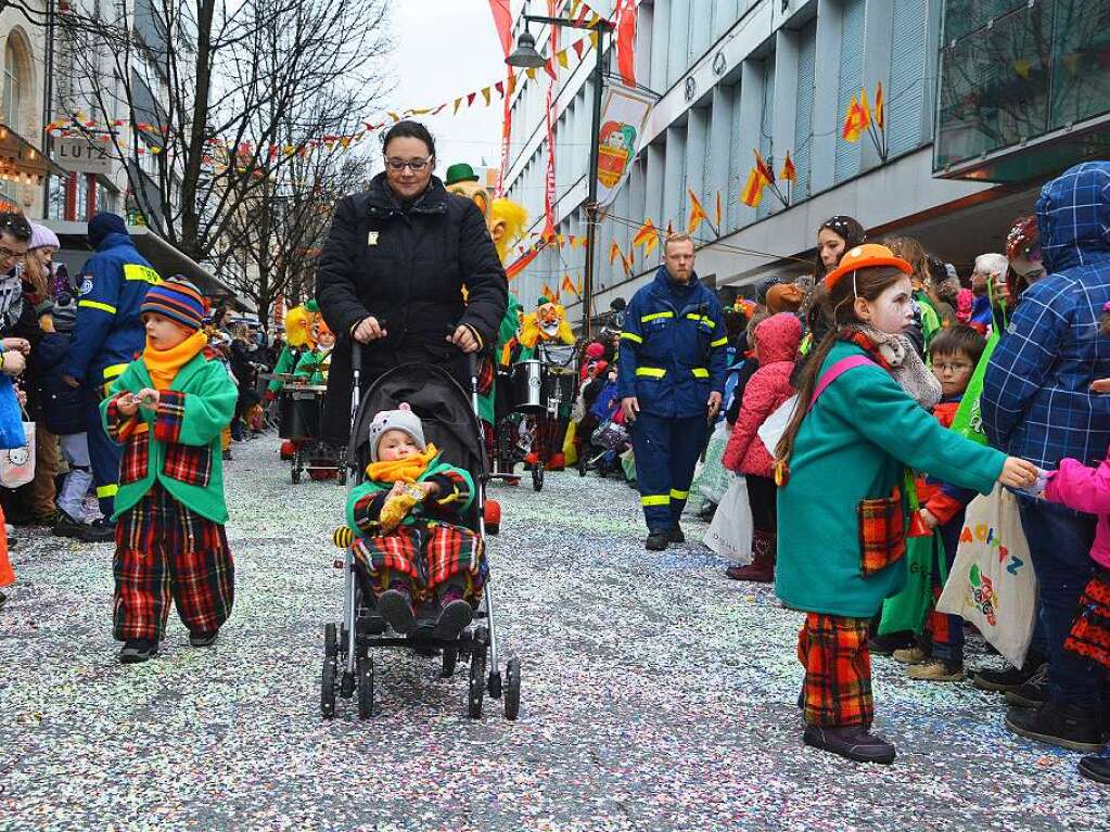 Jede Menge Konfetti und Sigkeiten brachten die Narren unter die Kinder.