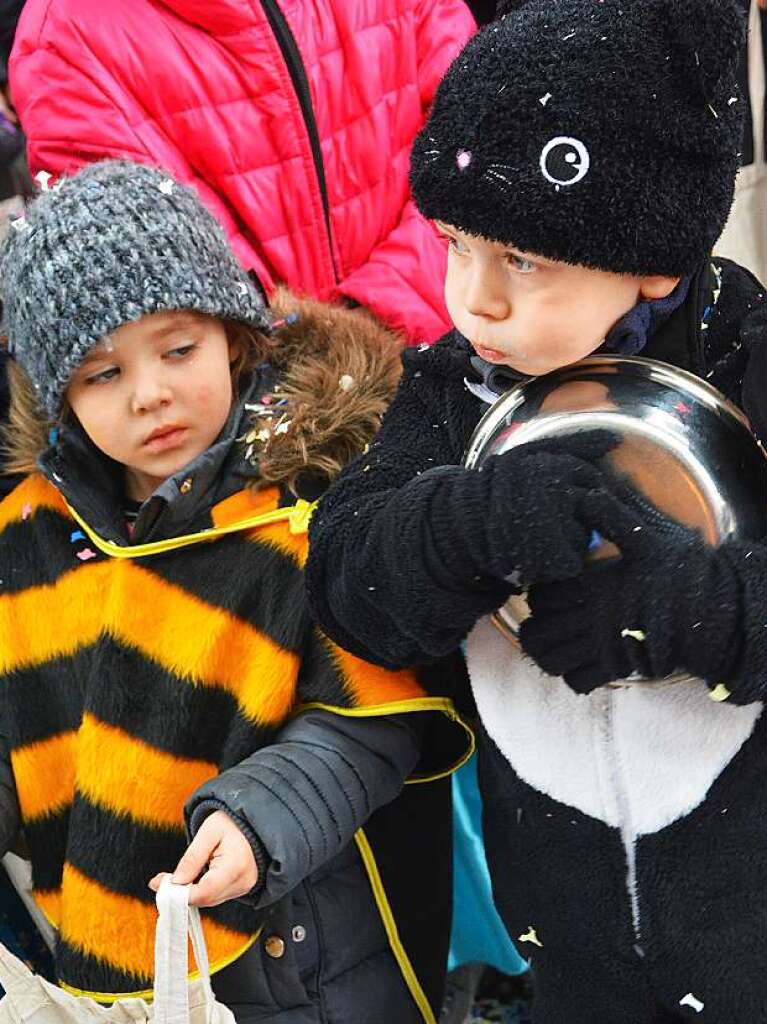 Jede Menge Konfetti und Sigkeiten brachten die Narren unter die Kinder.