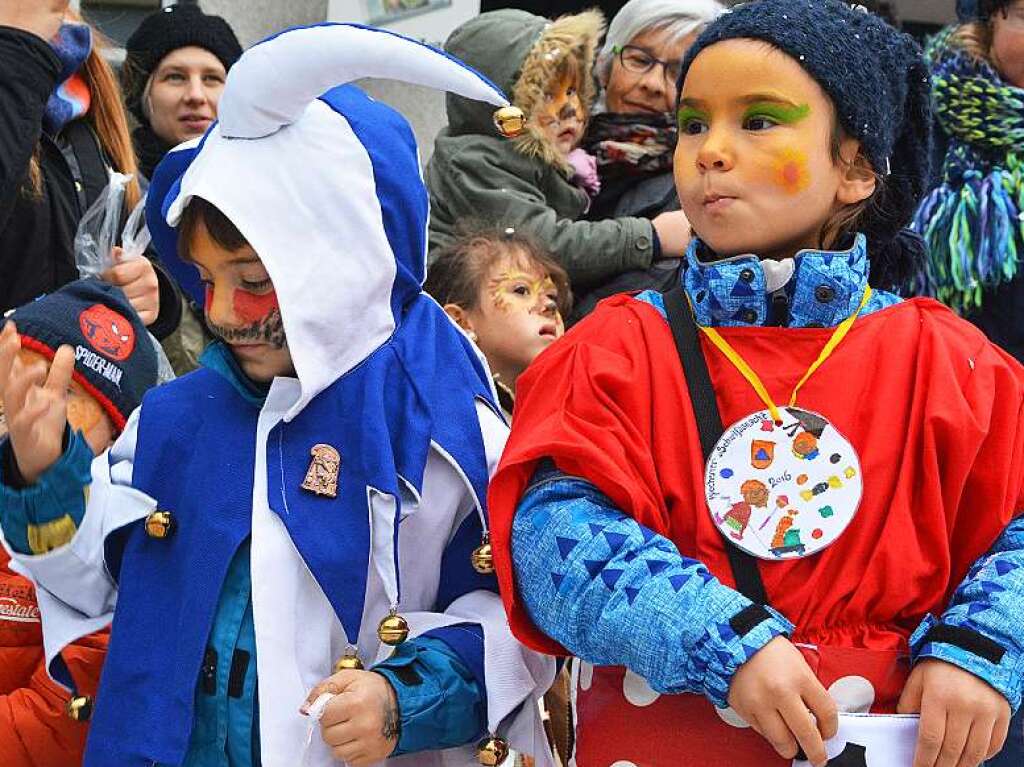 Jede Menge Konfetti und Sigkeiten brachten die Narren unter die Kinder.