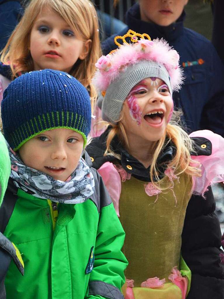 Jede Menge Konfetti und Sigkeiten brachten die Narren unter die Kinder.