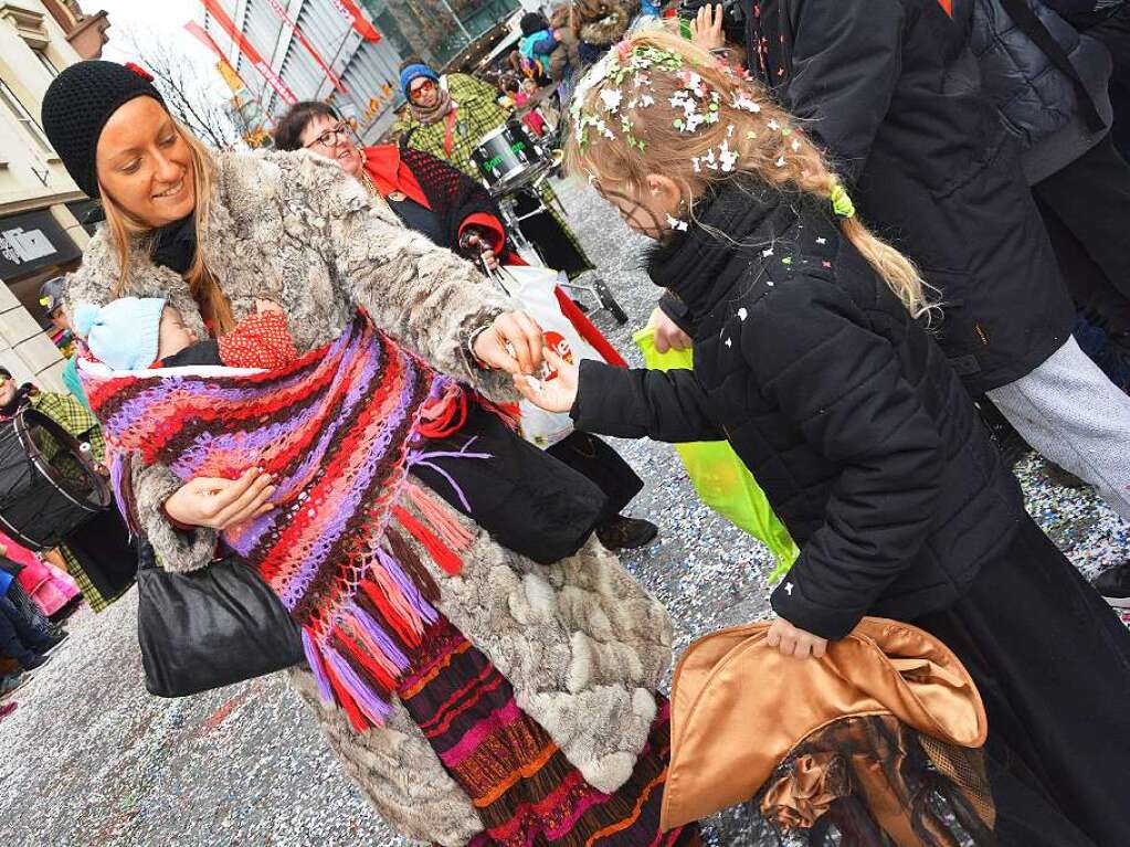 Jede Menge Konfetti und Sigkeiten brachten die Narren unter die Kinder.