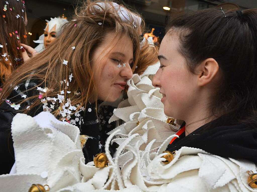 Jede Menge Konfetti und Sigkeiten brachten die Narren unter die Kinder.