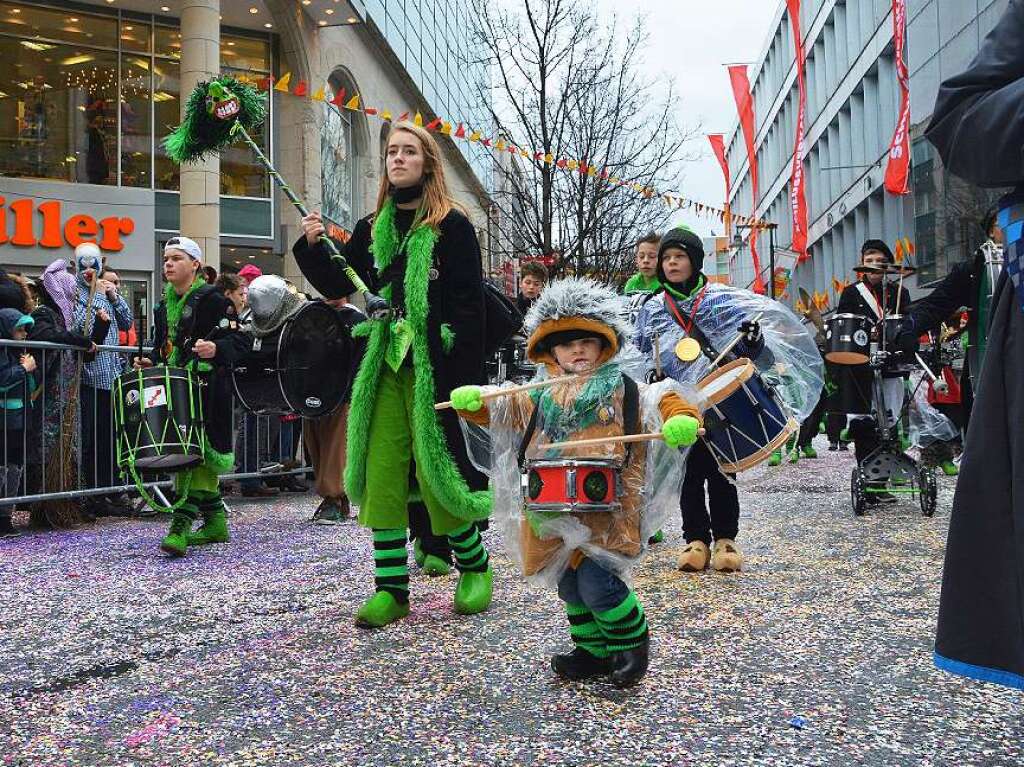 Jede Menge Konfetti und Sigkeiten brachten die Narren unter die Kinder.