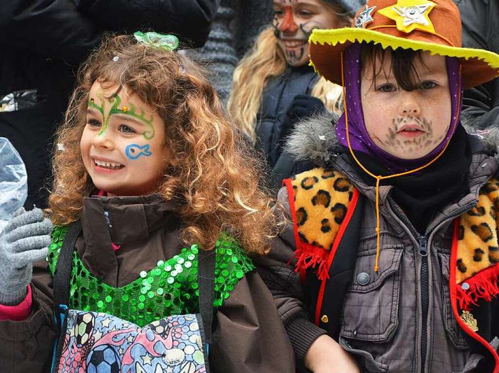 Jede Menge Konfetti und Sigkeiten brachten die Narren unter die Kinder.