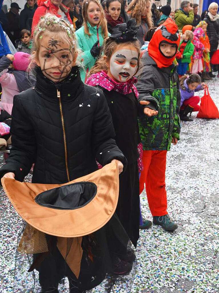 Jede Menge Konfetti und Sigkeiten brachten die Narren unter die Kinder.