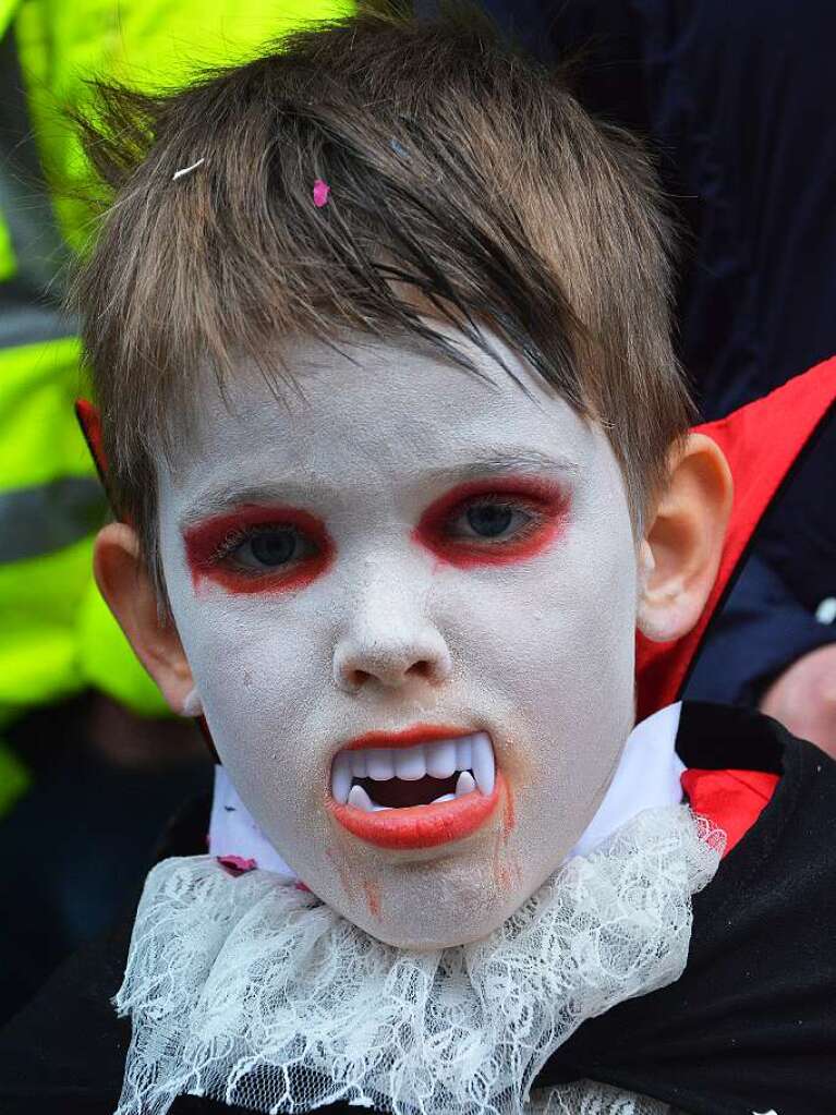 Jede Menge Konfetti und Sigkeiten brachten die Narren unter die Kinder.