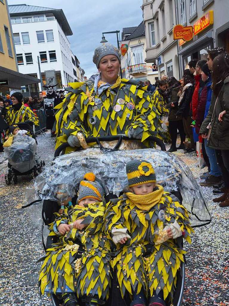 Jede Menge Konfetti und Sigkeiten brachten die Narren unter die Kinder.