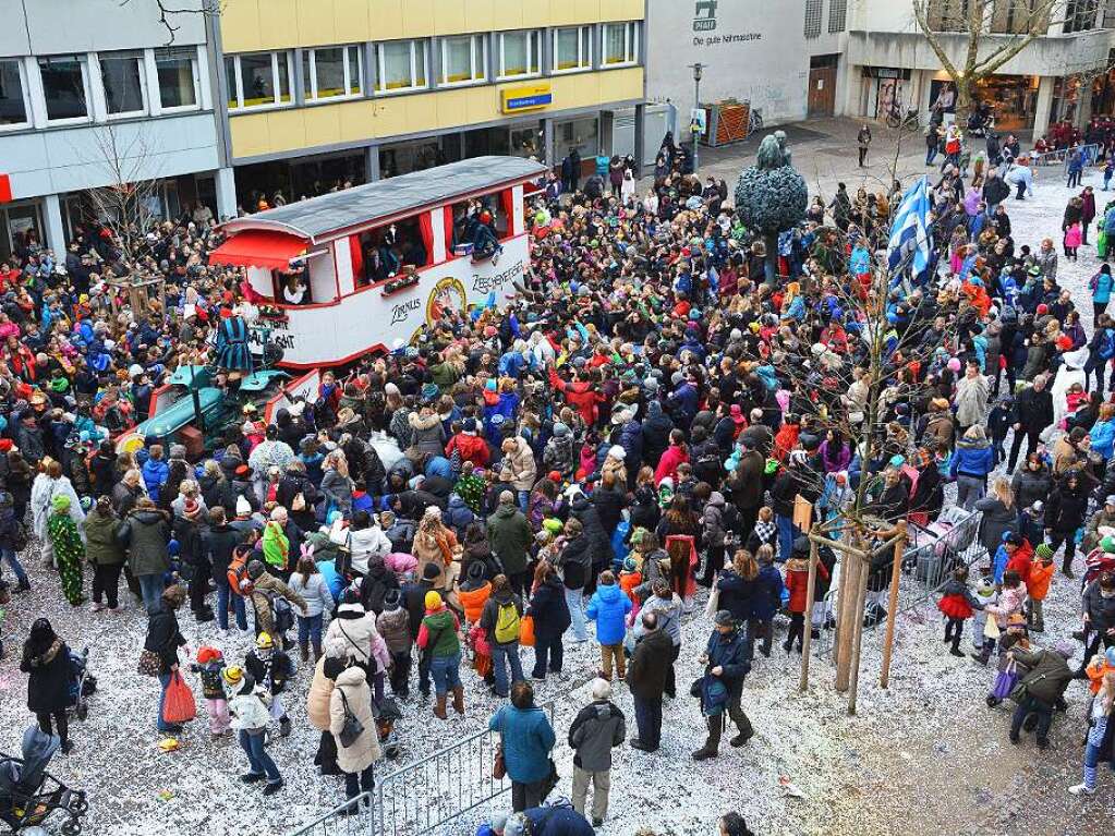 Jede Menge Konfetti und Sigkeiten brachten die Narren unter die Kinder.