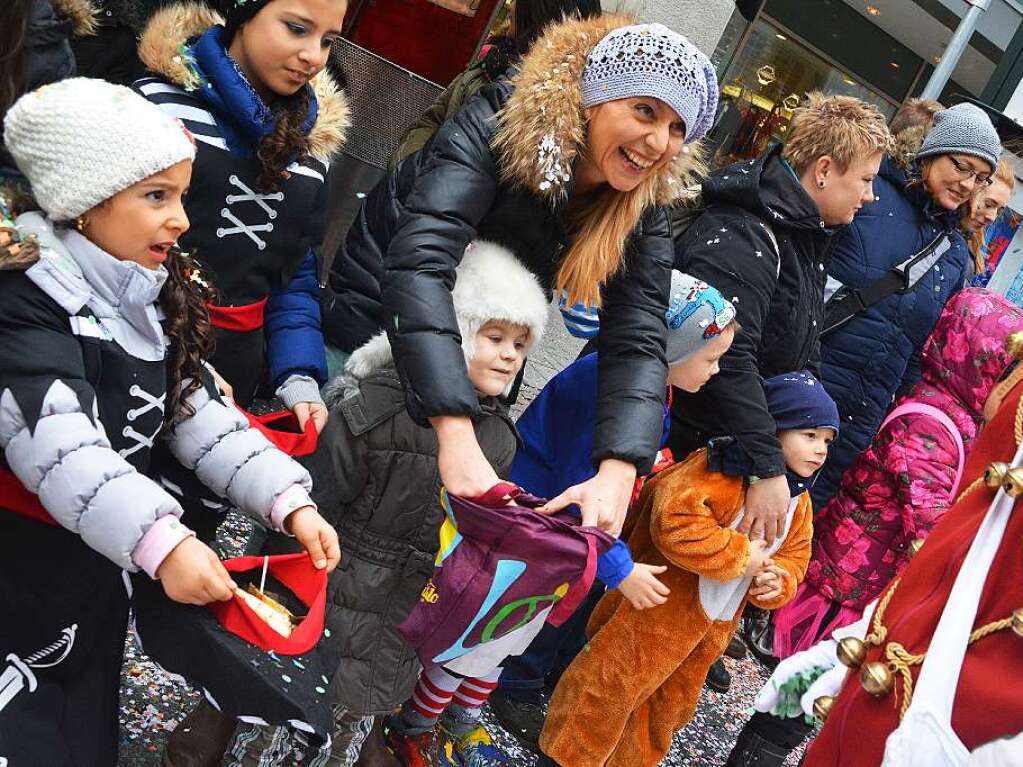 Jede Menge Konfetti und Sigkeiten brachten die Narren unter die Kinder.