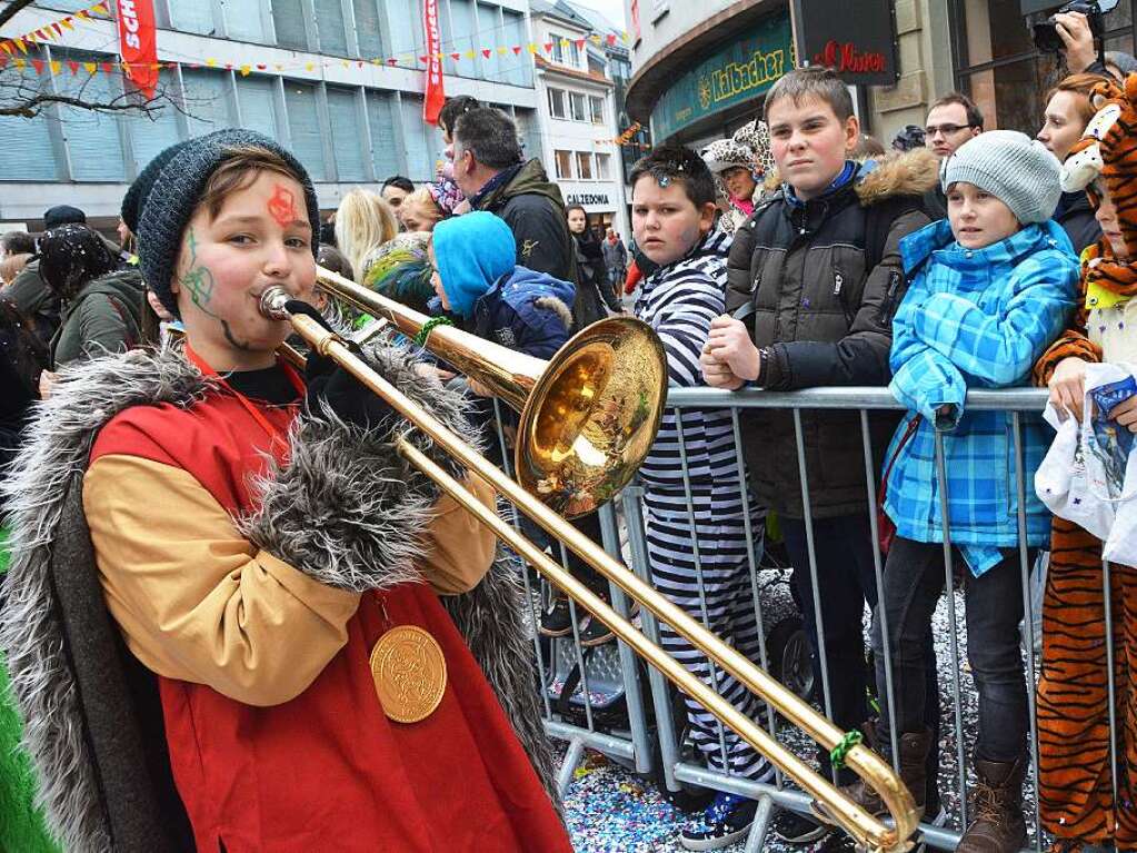 Jede Menge Konfetti und Sigkeiten brachten die Narren unter die Kinder.