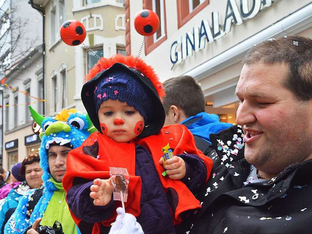 Jede Menge Konfetti und Sigkeiten brachten die Narren unter die Kinder.