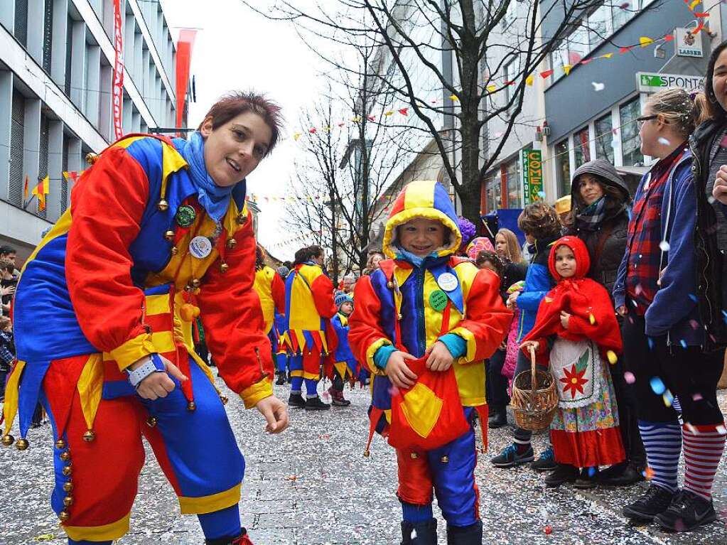 Jede Menge Konfetti und Sigkeiten brachten die Narren unter die Kinder.