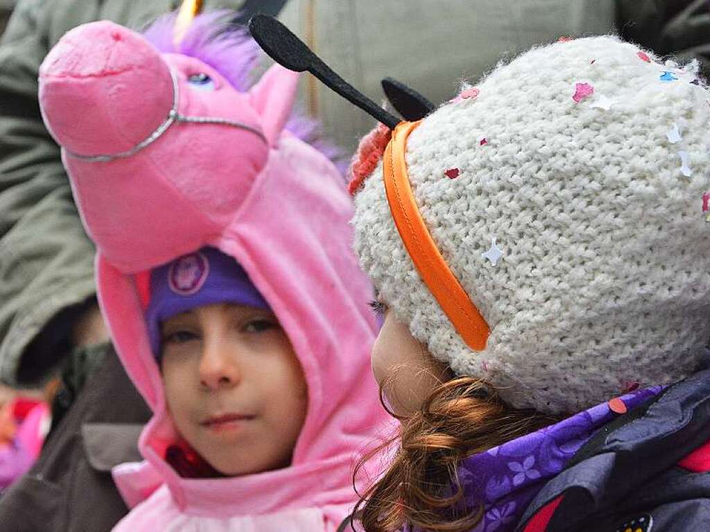 Jede Menge Konfetti und Sigkeiten brachten die Narren unter die Kinder.