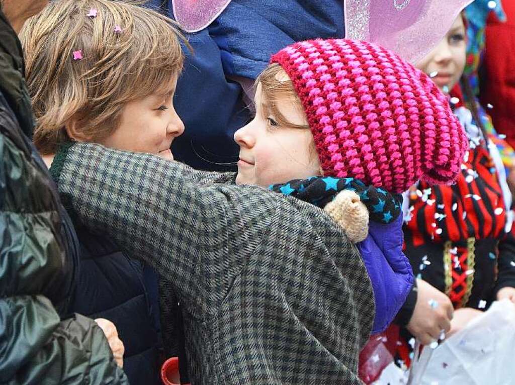 Jede Menge Konfetti und Sigkeiten brachten die Narren unter die Kinder.