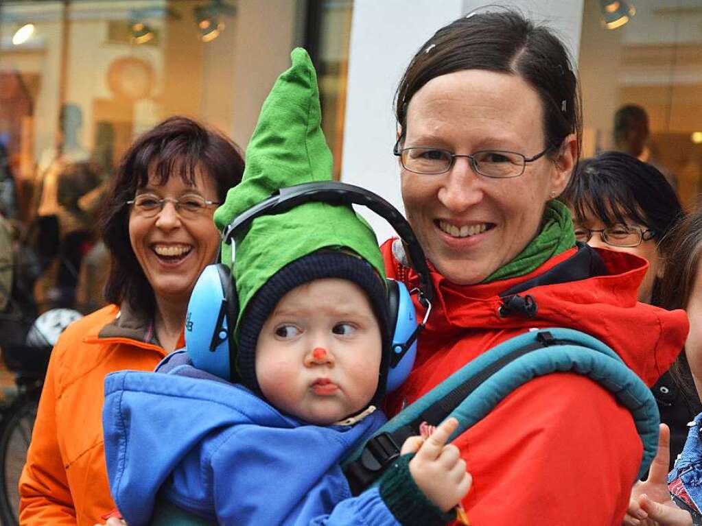 Jede Menge Konfetti und Sigkeiten brachten die Narren unter die Kinder.